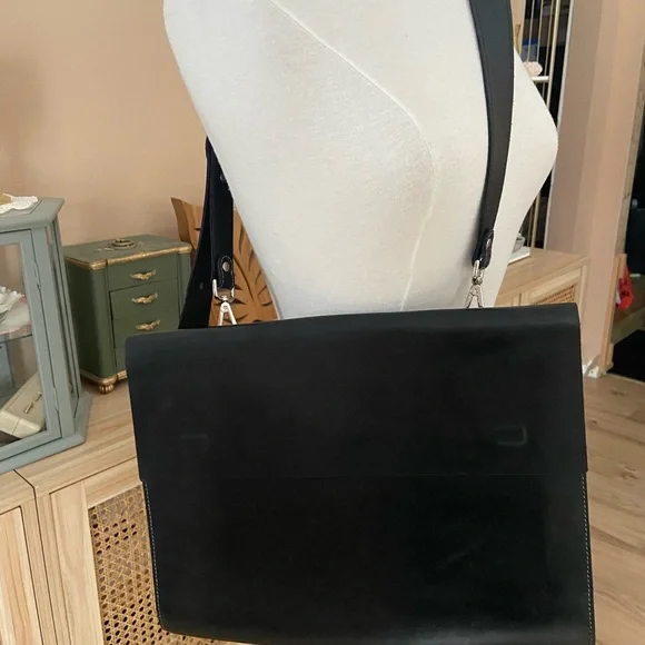 M0851 Elegant Black Leather Messenger Bag - Picture 8 of 11